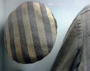 Béret photographié au Mémorial de la Shoah, Paris