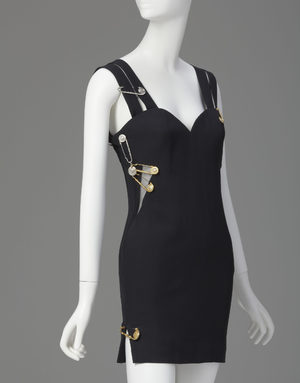 Gianni Versace, robe , 1994. Rayonne, acĂ©tate, soie, mĂ©tal et strass. Collection du Phoenix Art Museum, don de Mme Kelly Ellman. Photographie: Ken Howie.