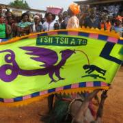 Art, Honneur et Ridicule: Drapeaux Asafo du sud du Ghana 🌐
