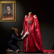 La mode d’un règne : 90 ans de style à travers la garde-robe de la reine 🌐